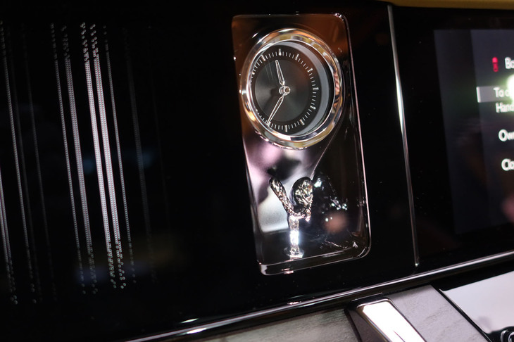 ロールス・ロイス初採用の「スピリット・オブ・エクスタシー・クロック・キャビネット」。ステンレス製のマスコットがライトアップされる。