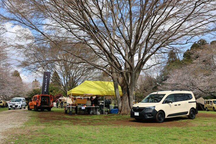 会場の「成田ゆめ牧場オートキャンプ場」は、圏央道・下総インターチェンジからクルマで約2分というアクセスのよさが自慢。渋滞がなければ、首都高湾岸線の有明ジャンクションから約1時間で到着できる。圏央道沿いのため、埼玉県方面からのアクセスも非常にスムーズだ。