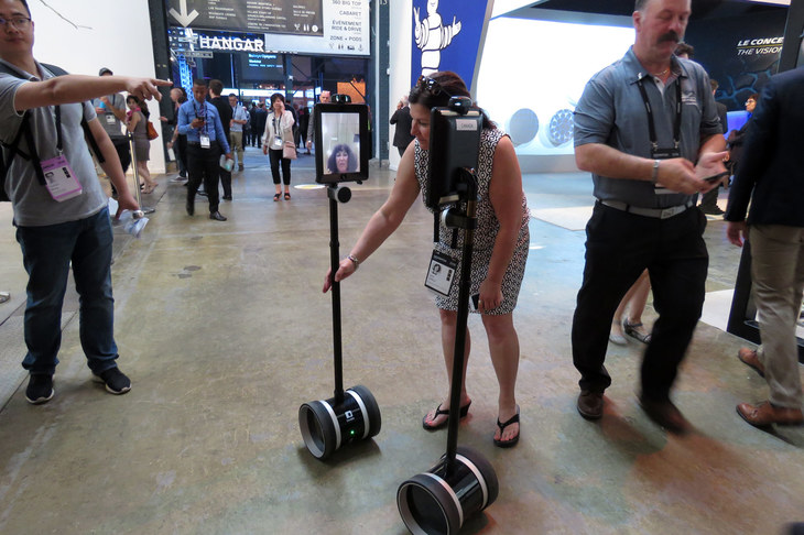 こちらでは、フランスのストリーミングロボットと、カナダ・ノバスコシア州のストリーミングロボットがあいさつを交わしていた。