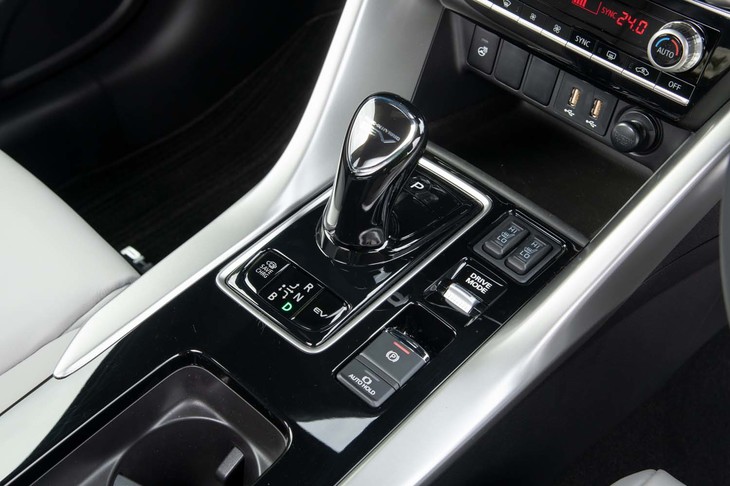 ジョイスティックタイプのシフトセレクターもプラグインハイブリッドモデル専用。その右側にはドライブモードセレクターがレイアウトされる。