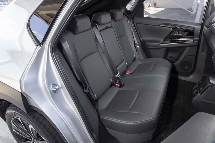 ロングホイールベースの恩恵で後席の足元空間は広い。ただし、座面高が低く、一定以上の身長の人だとひざが浮いて後傾気味に座ることになる。そのためドアアームレストも斜めに取り付けられている。