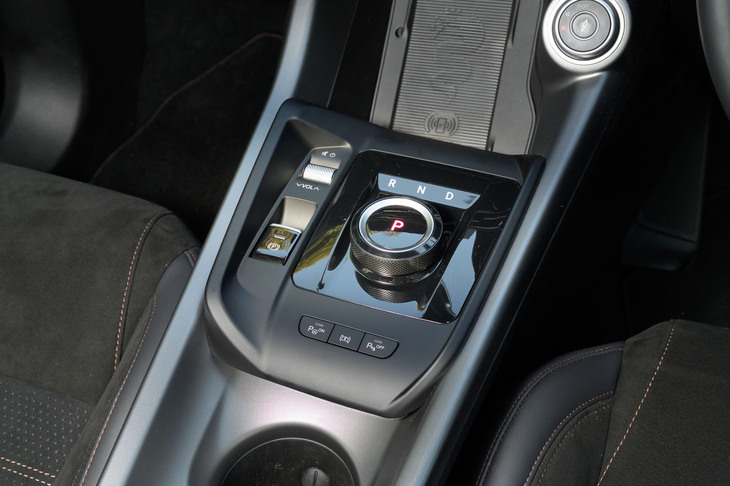 センターコンソールには、新たにロータリー式となったシフトセレクターや、電動パーキングブレーキ、携帯端末用のワイヤレスチャージャーなどが備わる。