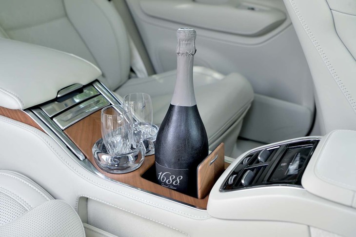 クーリングボックスより前方のセンターコンソールにも、ボトルホルダー（保冷機能付き）と専用クリスタルグラスのホルダーが備わる。