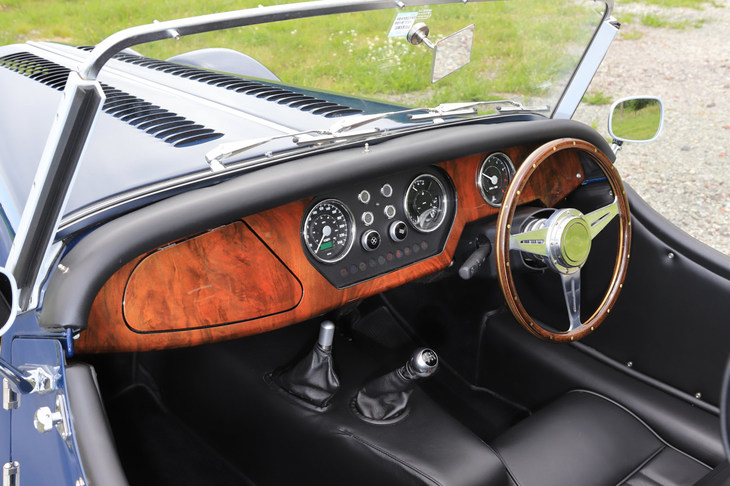 運転する上で必要なものだけがシンプルに配置されたインテリア。ステアリングの調整はチルトのみで、テレスコピックは付いていない。