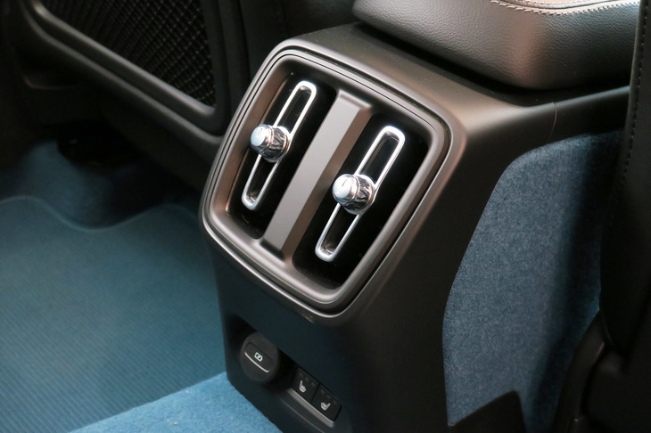 ボルボC40リチャージ（後席用エアコン吹き出し口）