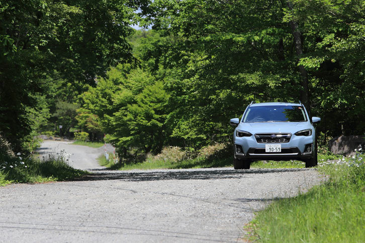 新型「XV」は悪路走破性能も考慮されており、ベースグレードの「1.6i EyeSight」を除く全車に、下り坂での車速を一定に保つヒルディセントコントロールや、パワープラントの制御をオフロード走行向けに切り替える「X-MODE」などが装備されている。