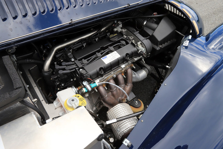 エンジンは「シグマ」と呼ばれるフォード製の1.6リッター直4 DOHC。112psの最高出力と132Nmの最大トルクを発生する。