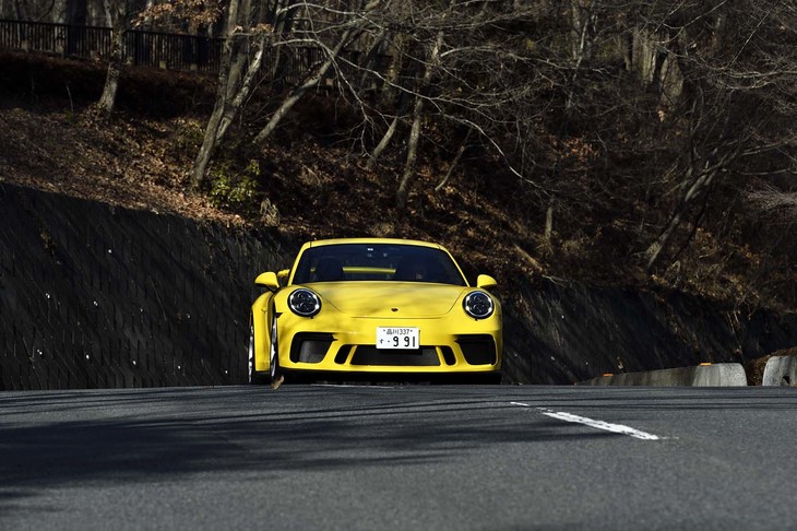 動力性能は、0-100km/h加速が3.4秒、最高速が318km/h（いずれもPDK仕様の値）と公表されている。