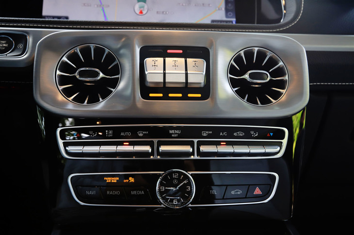 センタークラスターの上段には、フロント、センター、リアの3つのデフロックを操作するスイッチを配置。量販車の中でドライブトレインに3つもデフロックを装備するのは、世界広しといえど「メルセデス・ベンツGクラス」だけだ。