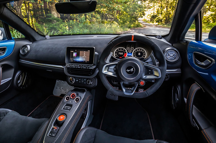 通常はオプションアイテムとなる「マイクロファイバーパック」を特別装備。ステアリングホイールやドアのインナーハンドル、センターコンソールなどにオレンジのステッチが採用されるのも特徴だ。