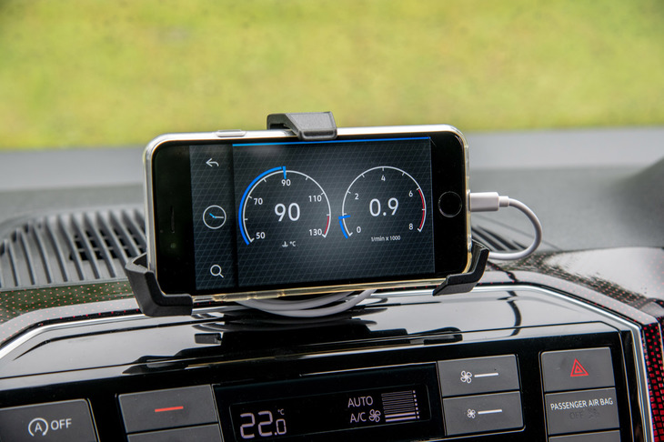 「up! GTI」には、専用のアプリをダウンロードすることで、スマートフォンをインフォテインメントシステムとして活用できる「インフォテインメントパッケージ」が標準装備される。