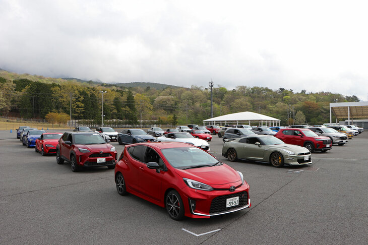 来場者のお楽しみのひとつとなっている「新型車大試乗会」には、国内外の40台を超えるクルマが集結。軽スーパーハイトワゴン「スズキ・スペーシア」から高級クロスカントリー「ディフェンダー」まで、多彩な試乗車がそろう。その人気を示すように、試乗予約の枠は、あっという間に埋まってしまった。