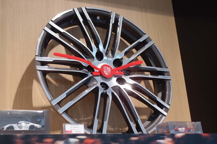 ホイール型のクロックは、実車に使われているホイールを使って製作されている。