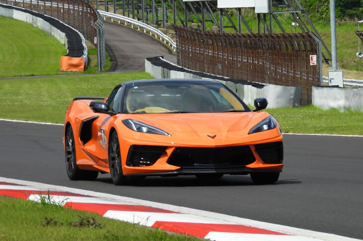 こちらは最新の“C8”＝8代目「シボレー・コルベット」。日本導入から今年で4年、「CHEVROLET FUN DAY」ではすっかり主役の一台である。