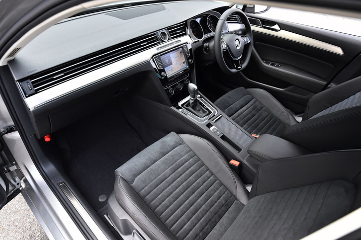 「TSIエレガンスライン」のインテリア。ピアノブラックのセンターコンソールパネルやアルミニウムデコラティブパネルでドレスアップされている。