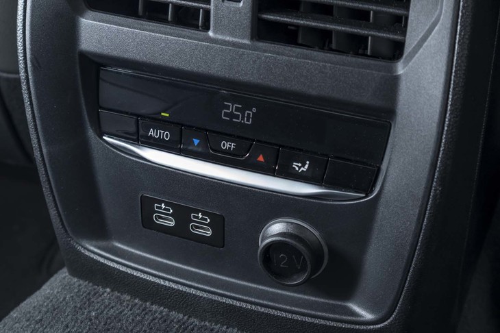 センターコンソール後端にある、独立型のエアコンスイッチ。USBコネクターも用意されている。