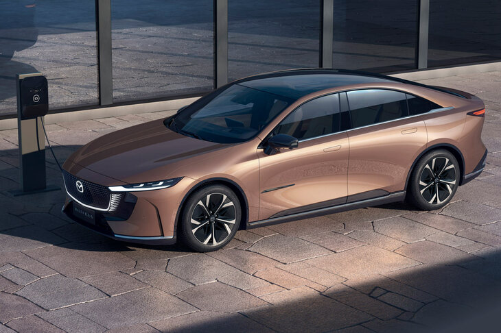 2024年の北京モーターショーで発表された長安マツダの「EZ-6」。マツダが長安汽車と共同開発した新型セダンである。