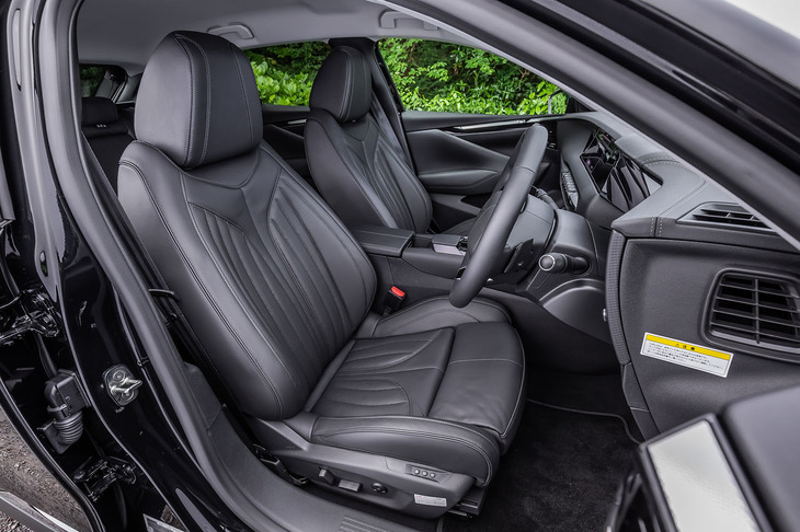 「リヴォリ」グレードは、縦長のステッチが施されたバサルトブラックレザーシートを標準で装備。試乗車では、前席にヒーターやベンチレーション機能が備わる「パッケージオプション」が選択されていた。