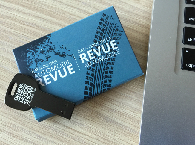 ジュネーブショーでは、これまで『レビュー・オトモビル』誌による、世界中のクルマを網羅した公式ガイドブックが報道関係者に配布されてきた。約600ページのボリュームは、うれしいと同時に、ちょっとした“お荷物”でもあったのだが、今年はついに、USBメモリーに！