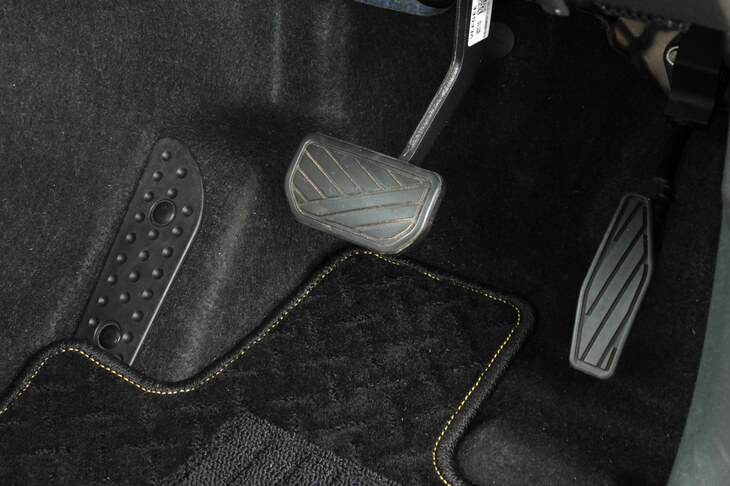 スズキ・ジムニー ノマド（アクセル／ブレーキペダル）