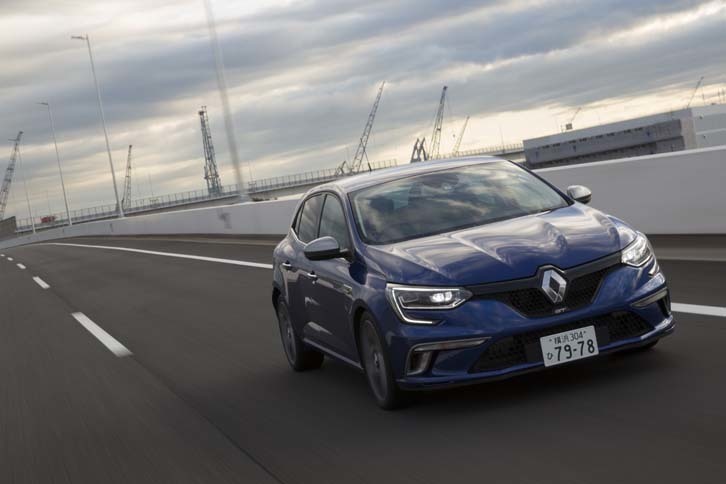 先進安全装備の強化も新型のトピックのひとつ。車間距離警報や車線逸脱警報、緊急自動ブレーキ、後側方車両検知警報などを標準装備している。