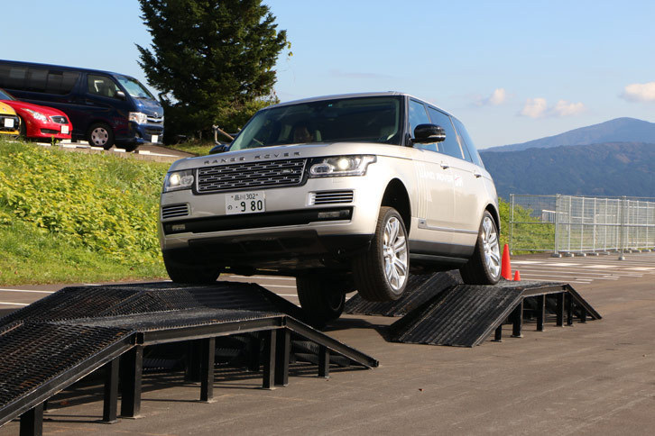 こちらはジャガー・ランドローバー・ジャパンの催し物のエリア。「レンジローバー」を使った同乗走行では、自慢の悪路走破性の高さを体験することができた。