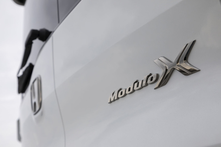 リアエンドには特別なモデルであることを示す「Modulo X」エンブレムが装着される。