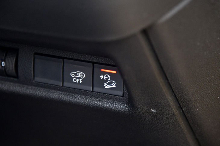 BEVと同じく、5％以上の下り勾配で使用できるヒルディセントコントロールが標準で装備される。