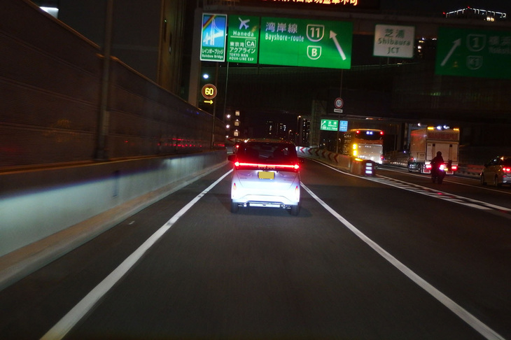 「bZ4X」で首都高を流していると、レインボーブリッジ手前で軽EV「日産サクラ」を発見！ 首都高で見るサクラはかわいい。ドライバーは女性だった。