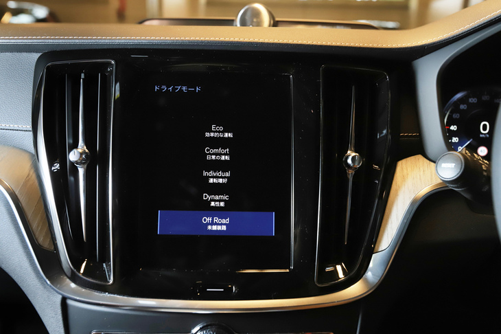 ドライビングモードには「エコ」や「コンフォート」「ダイナミック」に加え、悪路での走りを重視した「オフロード」も用意。空転する車輪にブレーキをかけて駆動力が逃げるのを防ぐブレーキLSD機能や、ヒルディセントコントロールなども装備されている。