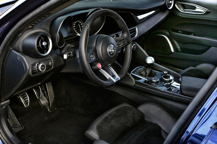 「クアドリフォリオ」のインテリア。カーボン調の装飾パネルやレザーとアルカンターラのコンビシート、専用のスポーツステアリング、赤いイグニッションスイッチなどが特徴となっている。