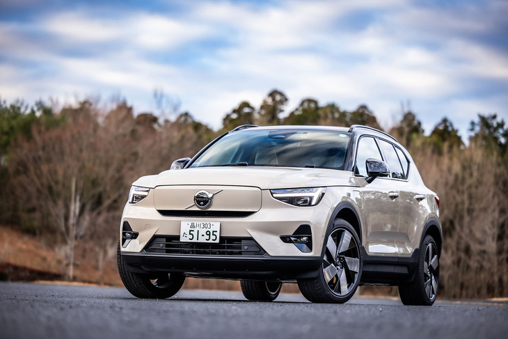 ボルボはコンパクト電動SUV「XC40リチャージ」の車名を「EX40」に変更し、2024年11月に販売を開始した。今回は車両本体価格が789万円の最上位モデル「EX40ウルトラ ツインモーター」のステアリングを握った。
