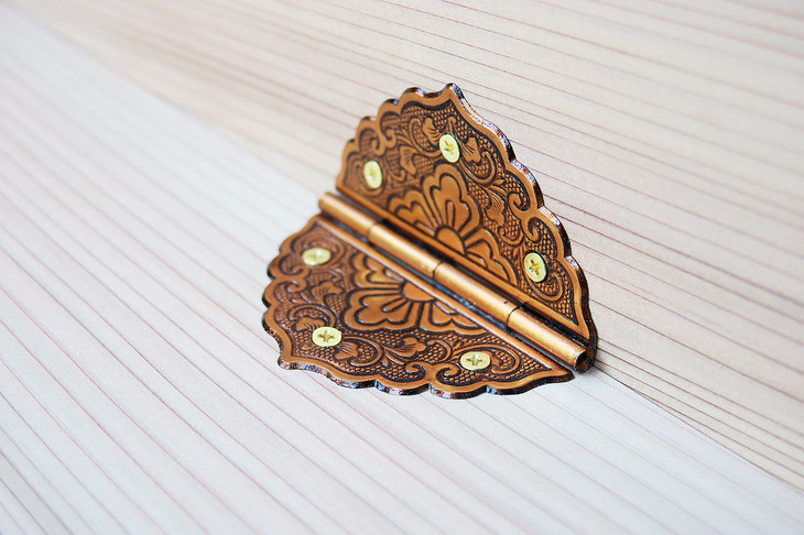 テールゲートの棚には、錺金具（かざりかなぐ）のちょうつがいや留め具が用いられている。