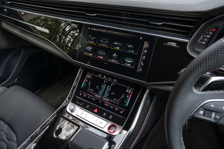 インフォテインメントシステムや空調などのコントロール機能が集約された、2枚のタッチスクリーン。先進的なインテリアの雰囲気は、アウディの最新モデルならではだ。