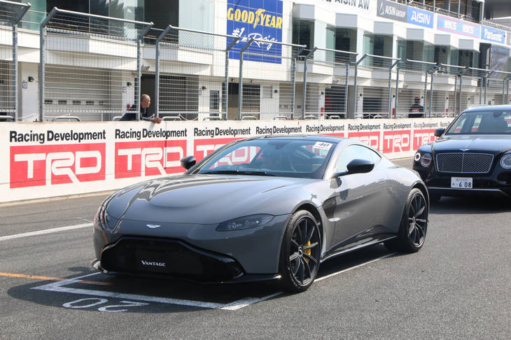 ピュアスポーツカーとしての色合いが強まった、アストンマーティンの新型「ヴァンテージ」の姿も。まだ上陸間もないモデルだっただけに、初見だった人も多いだろう。最高出力510psを発生するメルセデスAMG製4リッターV8ツインターボエンジンを搭載し、0-100km/h加速は3.6秒、最高速314km/hを誇る。