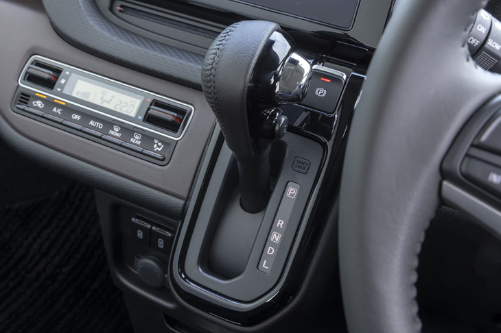 「ソリオ バンディット ハイブリッドMV」と「ソリオ ハイブリッドMZ」（ソリオの最上級グレード）は新たに電動パーキングを採用。これに伴いアダプティブクルーズコントロールに全車速追従機能と停止保持機能が付いた。