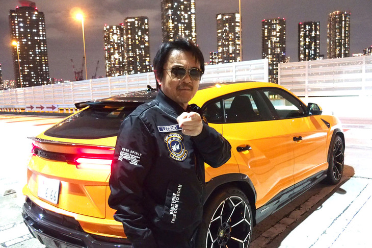 いつものように夜の首都高を舞台に、「ランボルギーニ・ウルス ペルフォルマンテ」に試乗。そのエクステリアデザインは、映画『トップガン マーヴェリック』の冒頭に登場する超音速機「ダークスター号」に似ている。