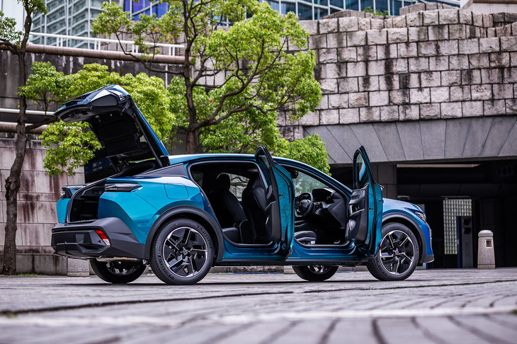 ボディーサイズは全長×全幅×全高＝4700×1850×1500mmで、ホイールベースは2790mm。同じプラットフォームを用いる「シトロエンC5 X」よりも全長が105mm短い。