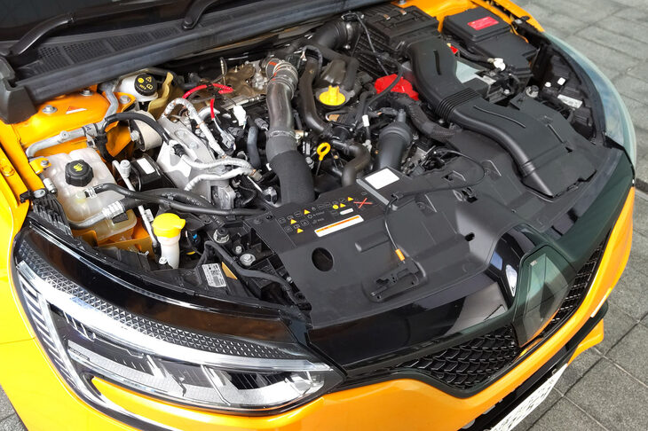 最高出力300PSを発生する1.8リッター直4ターボエンジン。タービンの軸受けにセラミックボールベアリングを使うことで、素早い過給の立ち上がりを実現。「ノーマル」モードだと低回転域は穏やかだが、3000rpmあたりでドカン！ とくるのでご用心。