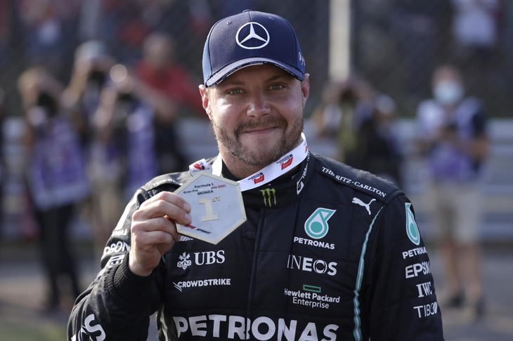 金曜日の予選で会心のラップを決め1位、そして史上2回目のスプリント予選で真っ先にチェッカードフラッグを受けたメルセデスのボッタス（写真）。今シーズンはここまで未勝利で、ポールポジションも第3戦ポルトガルGPの1回だけ。さらに今季限りでチャンピオンチームを去ることになり、何かとフラストレーションがたまっていたはず。この結果に久々の笑顔が見られたが、しかし、すでに決まっていたパワーユニット交換によるペナルティーで降格、19番グリッドになり、ポールは幻に終わってしまう。レースでは次々と前車をかわし、3位表彰台まで挽回することができた。（Photo=Mercedes）