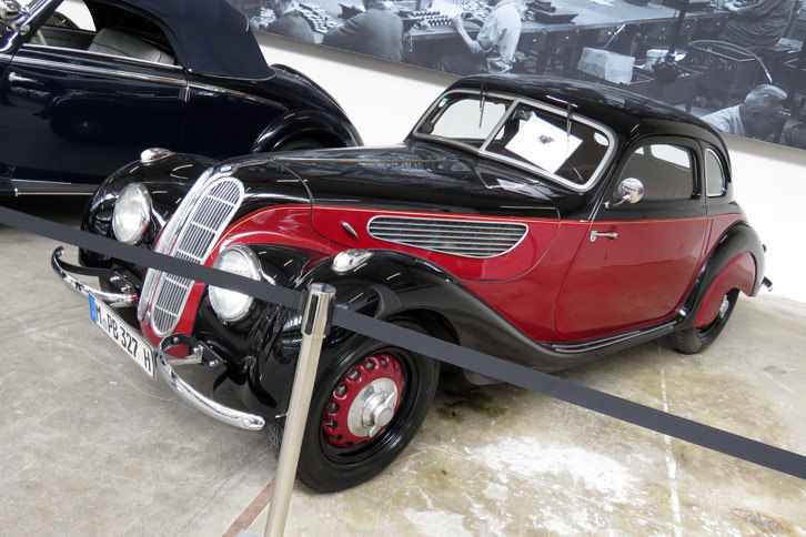 赤黒のツートンカラーが鮮やかな「327/28シュポルトクーペ」。こちらの収蔵車のなかでも、マンフレートさんが一番気に入っているクルマなのだとか。