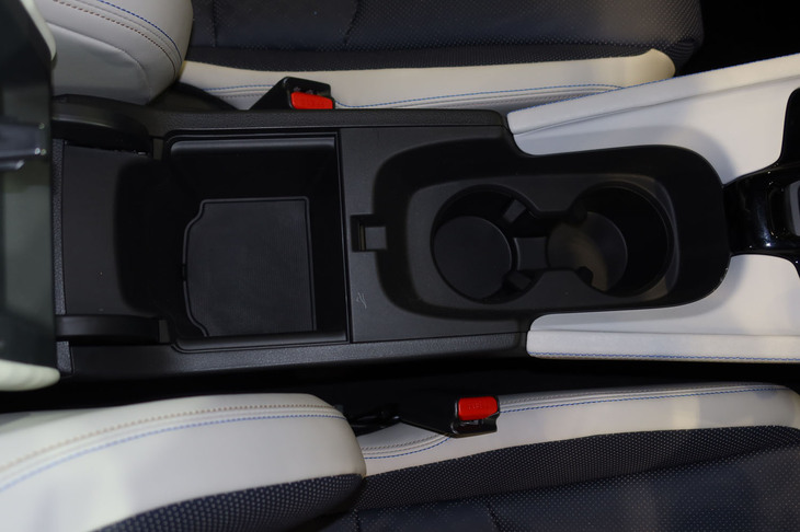 ホンダ・プレリュード（センターコンソールの小物入れとカップホルダー）