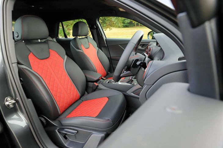 「SQ2」のシートはクロスとレザーのコンビタイプが標準。オプションでブラックもしくはブラック／レッドのファインナッパレザーシートが用意される。