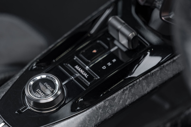 走行モードはセンターコンソールのロータリースイッチ（写真左下）で行う。「スポーツ」がデフォルトで、「ピュアEV」「スポーツ＋」「レース」を加えた計4種からセレクト可能。