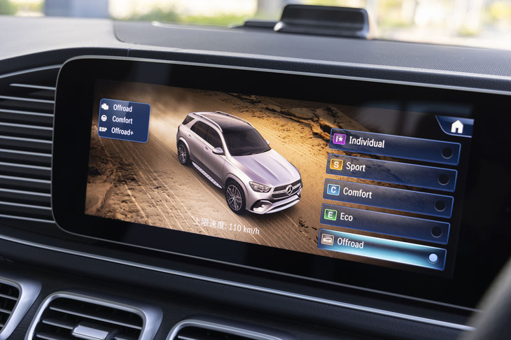 ドライブモードには新たに「オフロード」が設定された。床下の凹凸などをカメラ映像で確認できる「トランスペアレントボンネット」機能が便利。