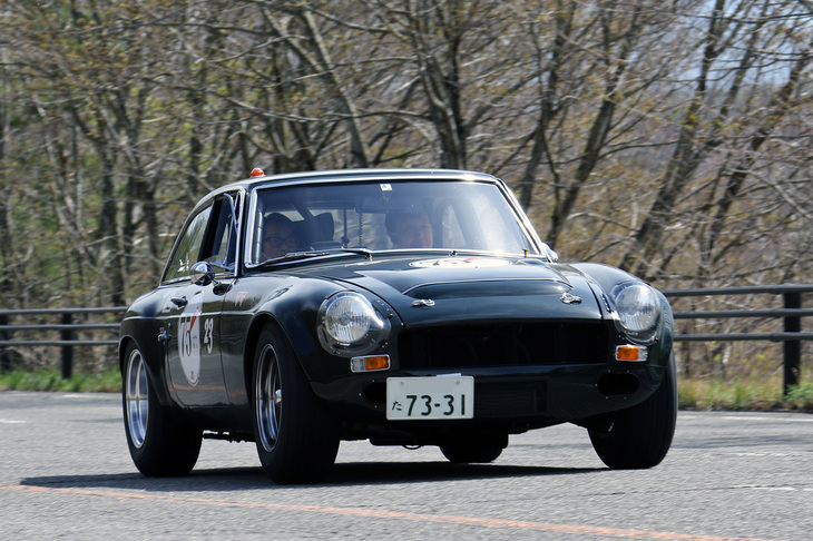 レーシング風のモディファイが施された1968年「MGC GT」。「MGB GT」のボディーに「オースチン・ヒーレー3000」と同じ2.9リッター直6 OHVエンジンを積んだモデル。