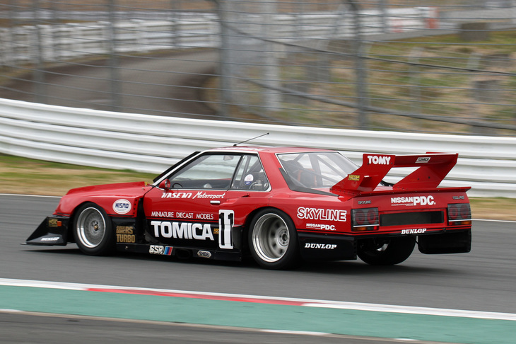 6代目R30「スカイライン」の姿をしているが、中身はパイプフレームを持つレーシングカーであるスーパーシルエット仕様の「トミカスカイラインターボ」。長谷見昌弘が駆り1982年に2勝、翌1983年には4勝を挙げた。パワーユニットは競技車専用の2.1リッター直4 DOHC 16バルブのLZ20B型にターボを装着、最高出力570ps以上を発生した。