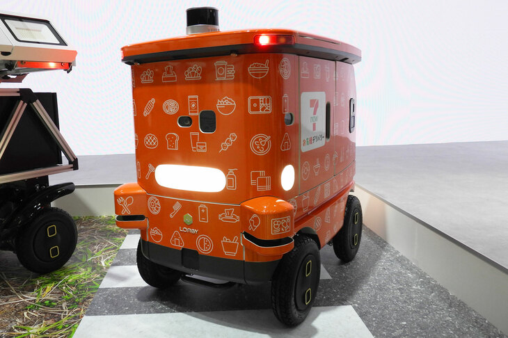 東京・八王子で実証運用されているLOMBYの自動配送ロボット「LM-A」。車台に「ミトラ」を採用している。