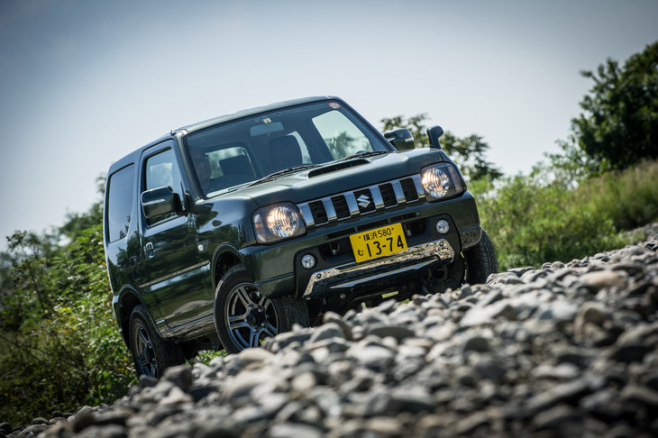 ワタクシ的に「ジムニー」というと真っ先に思い浮かぶのは「JB23」だ。これから「JB64」「JB74」のモデルライフが長くなると、その印象も変わっていくのだろうが、それがちょっと寂しくもある。（写真：向後一宏）