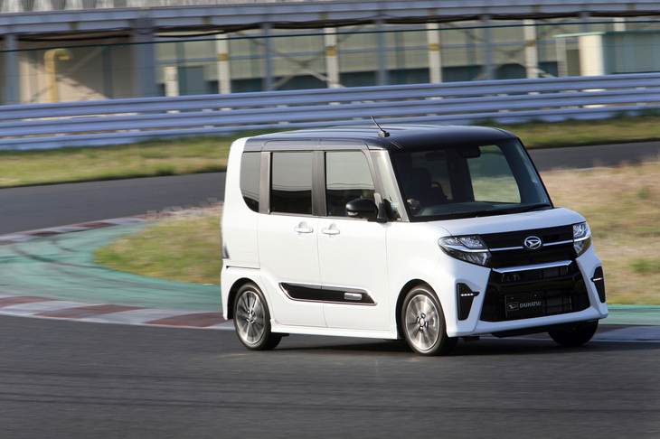 さまざまな新技術の採用により、新型「タント」はダイハツの社内測定で20km/リッター以上の実燃費を記録。加速性能もアップしており、ターボ車では40-80km/h加速に要する時間を13％短縮しているという。